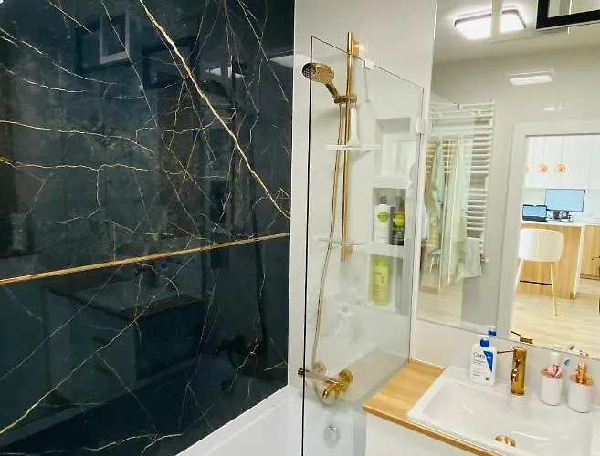 Luxury White In Park Lotnikow *